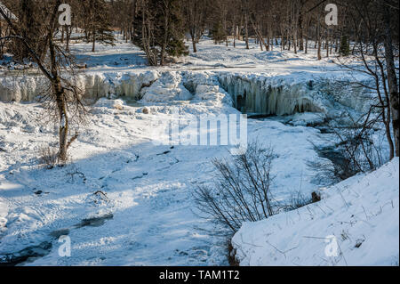 Berühmten Wasserfall in Estland. Keila-Joa Schloss fallen. Teilweise Wasserfall im Winter eingefroren. Estland. Stockfoto