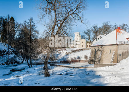 Keila-Joa, Estland - 5. März 2018: keila-joa Herrenhaus (Schloss) steht auf einem Hügel und Keila-Joa Wasserkraftwerk in den Vordergrund. Win Stockfoto