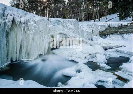 Teilweise Keila-Joa Wasserfall im Winter eingefroren. Lange Belichtung. Harjumaa, Estland Stockfoto