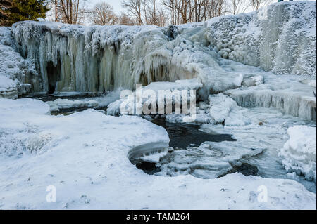 Berühmten Wasserfall in Estland. Keila-Joa Schloss fallen. Teilweise Wasserfall im Winter eingefroren. Estland. Stockfoto