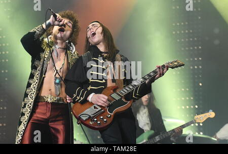 Brüder Josh und Jake Kiszka angezeigt werden gemeinsam auf einer Bühne während einer "live"-Konzert Auftritt mit Greta Van Fleet. Stockfoto