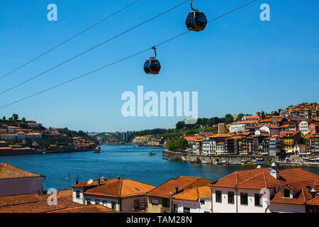 Blick auf den Fluss Douro in Vila Nova de Gaia - Porto, Portugal. Stockfoto