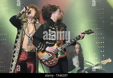 Brüder Josh und Jake Kiszka angezeigt werden gemeinsam auf einer Bühne während einer "live"-Konzert Auftritt mit Greta Van Fleet. Stockfoto