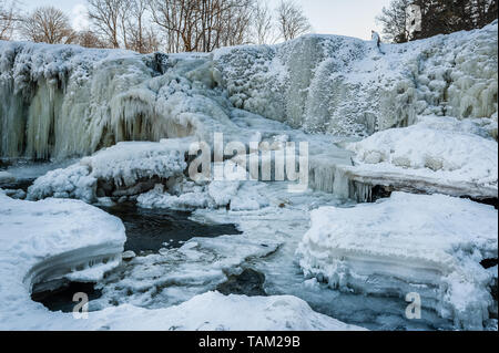 Berühmten Wasserfall in Estland. Keila-Joa Schloss fallen. Teilweise Wasserfall im Winter eingefroren. Estland. Stockfoto