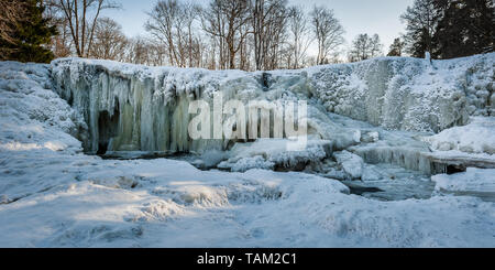 Berühmten Wasserfall in Estland. Keila-Joa Schloss fallen. Teilweise Wasserfall im Winter eingefroren. Panoramablick. Estland. Stockfoto