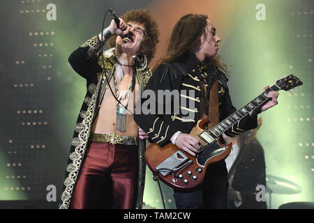 Brüder Josh und Jake Kiszka angezeigt werden gemeinsam auf einer Bühne während einer "live"-Konzert Auftritt mit Greta Van Fleet. Stockfoto