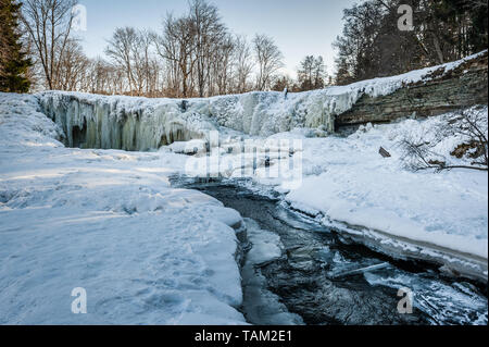 Berühmten Wasserfall in Estland. Keila-Joa Schloss fallen. Teilweise Wasserfall im Winter eingefroren. Estland. Stockfoto