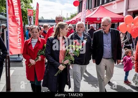 Dänemark, Esbjerg - Mai 25., 2019. Mette Frederiksen, dänischen sozialdemokratischen Führer und Politiker, während einer Kampagne als Teil der 2019 - Wahlen in Dänemark gesehen. (Foto: Gonzales Foto - Kim M. Leland). Stockfoto