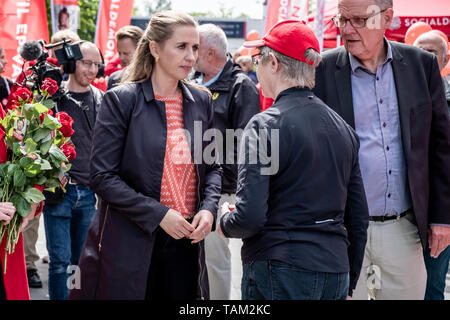 Dänemark, Esbjerg - Mai 25., 2019. Mette Frederiksen, dänischen sozialdemokratischen Führer und Politiker, während einer Kampagne als Teil der 2019 - Wahlen in Dänemark gesehen. (Foto: Gonzales Foto - Kim M. Leland). Stockfoto