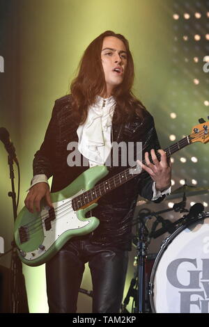 Bass Gitarrist Sam Kiszka wird angezeigt, gemeinsam auf einer Bühne während einer "live"-Konzert Auftritt mit Greta Van Fleet. Stockfoto