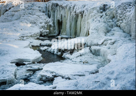 Berühmten Wasserfall in Estland. Keila-Joa Schloss fallen. Teilweise Wasserfall im Winter eingefroren. Estland. Stockfoto