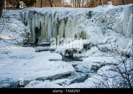 Berühmten Wasserfall in Estland. Keila-Joa Schloss fallen. Teilweise Wasserfall im Winter eingefroren. Estland. Winterlandschaft. Stockfoto