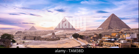 Panoramablick auf die Pyramiden und Kairo Shinx bei Sonnenuntergang Stockfoto