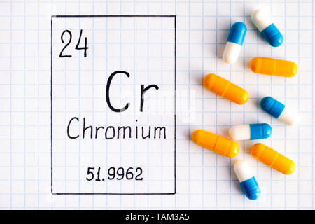 Handschrift chemische Element Chrom Cr mit ein paar Pillen. Close-up. Stockfoto