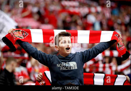 Eine junge Sunderland Fan auf der Tribüne zeigt ihre Unterstützung vor der Sky Bet Liga eine Play-off-Finale im Wembley Stadion, London. Stockfoto