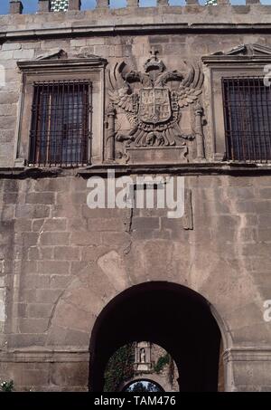 ESCUDO CARLOS V EN LA PUERTA NUEVA DE BISAGRA-S XVI. Autor: COVARRUBIAS ALONSO. Lage: an der Außenseite. Toledo. Spanien. Stockfoto