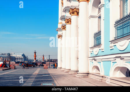 St. Petersburg, Russland, April 5, 2019. Spalten der Winterpalast und die Eremitage und Vasilievsky Insel Spieß auf dem Hintergrund. St Peters Stockfoto