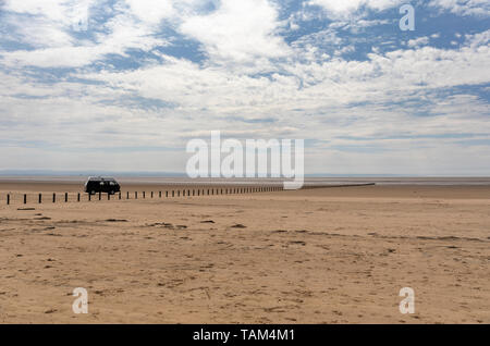 Brean Down Strand mit Camper van geparkt, Somerset, England, Großbritannien Stockfoto