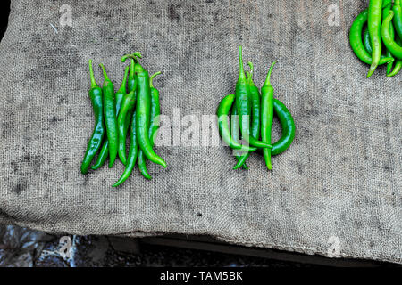 Grüne Paprika in einem sackleinen auf dem Markt in Fez. Marokko Stockfoto