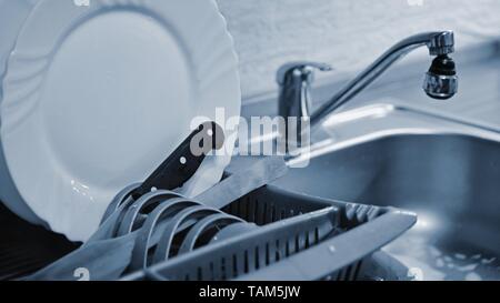 Gerichte in der Auffangschale. sauber gewaschen Gerichte in der Küche. Stockfoto