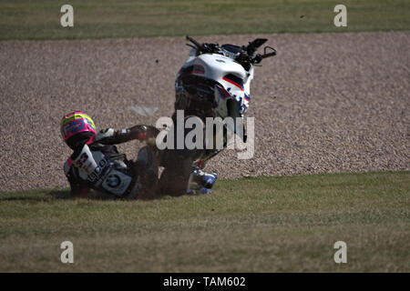 Keith Landwirt in einem großen Crash in Craner Kurven in Morgen warm up Stockfoto