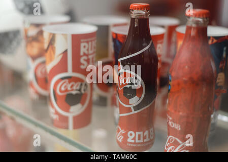 Glas Flasche Coca Cola hinter den Showcase. Stockfoto