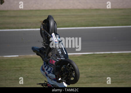 Keith Landwirt in einem großen Crash in Craner Kurven in Morgen warm up Stockfoto