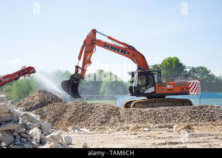 Hitachi Zaxis 350 LC-6 Hydraulikbagger bewegten Schutt, Egham, Surrey, England, Vereinigtes Königreich Stockfoto