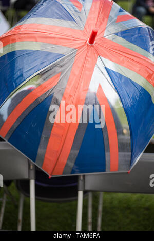 Britische Union Flag Regenschirm, an einer Sportveranstaltung. Stockfoto