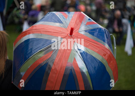 Britische Union Flag Regenschirm, an einer Sportveranstaltung. Stockfoto