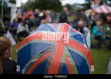 Britische Union Flag Regenschirm, an einer Sportveranstaltung. Stockfoto