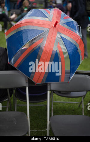 Britische Union Flag Regenschirm, an einer Sportveranstaltung. Stockfoto