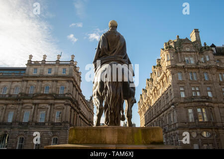 Der Herzog von Wellington Statue (1852) in Register House, Princes St, Edinburgh, Schottland, Großbritannien. Wellington ist auf Seinem Lieblingspferd, Kopenhagen montiert. Stockfoto