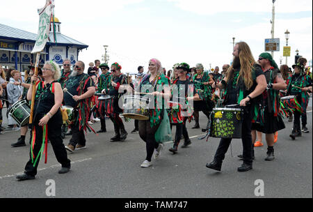 Das Pentagramm Trommler Marsch entlang der Küste von Eastbourne Sonnenschein Karneval, Sussex, England, UK. Mai 2019 Stockfoto