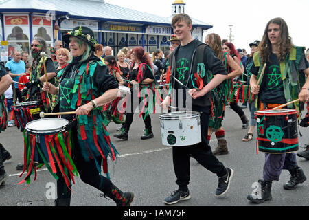 Das Pentagramm Trommler Marsch entlang der Küste von Eastbourne Sonnenschein Karneval, Sussex, England, UK. Mai 2019 Stockfoto