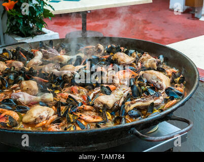 Schließen Sie herauf Bild der Paella mit Meeresfrüchten und Geflügel. Stockfoto