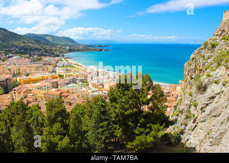 Herrlicher Panoramablick der sizilianischen Stadt Cefalu an der Tyrrhenischen Küste aus einer Ansicht berücksichtigt. Die schöne Stadt ist eines der wichtigsten touristischen Destinationen in Italien. Stockfoto