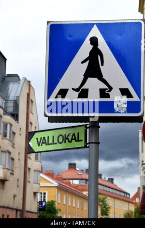 Wahllokal anmelden Schwedische zeigt die Richtung zum nahe gelegenen Wahllokal am Wahltag in Schweden. Unter Fußgängerüberweg Zeichen Zeichen. Stockfoto
