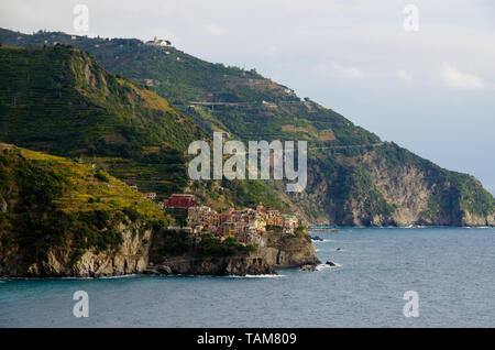 MANAROLA, Ligurien, Italien. 26. Oktober 2018. Die hübsche kleine Stadt von Manarola, gelegen an der ligurischen Küste, ist eine der "Fünf Städte', Draw i Stockfoto