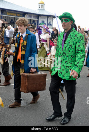 Der Joker aus Batman und Newt von fantastischen Tieren in Eastbourne Sonnenschein Karneval, Sussex, England, UK. Mai 2019. Werbung Eastbourne Wyntercon. Stockfoto