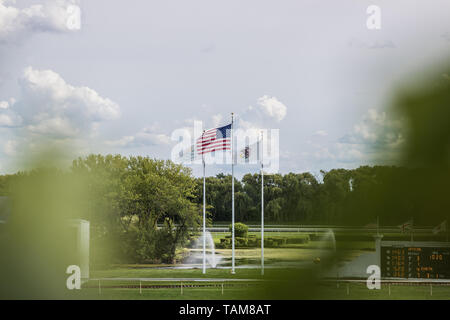 Flaggen an einem Fahnenmast an der Arlington Internationale Rennbahn Arlington Heights, IL im outfield. Stockfoto