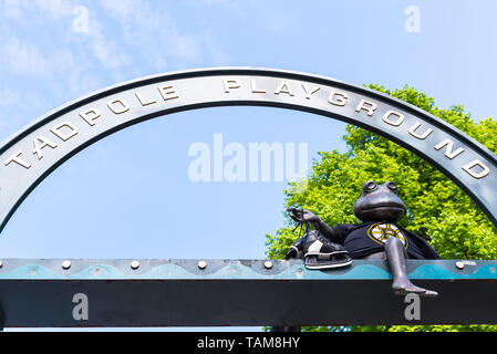 Tadpole Spielplatz Eingang in den Boston Common mit Frosch Statue mit einem Bruins tshirt als Glücksbringer vor der Stanley Cup Playoffs geschmückt. Stockfoto