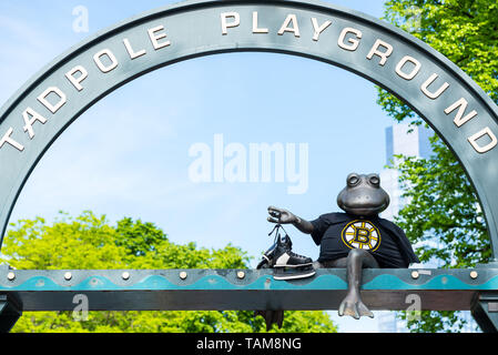 Tadpole Spielplatz Eingang in den Boston Common mit Frosch Statue mit einem Bruins tshirt als Glücksbringer vor der Stanley Cup Playoffs geschmückt. Stockfoto