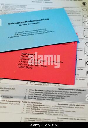 Wahlgang Umschlag und Stimmzettel schreiben auf Stimmzettel, Briefwahl, Deutschland Stockfoto