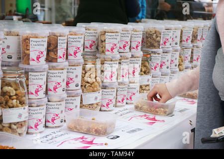 Winchester, Hampshire, UK. Markt stehen auf der Strasse verkaufen Schweinefleisch knistern. Während Winchester Mayfest traditionals Music Festival vom 18. Mai 2019 Stockfoto