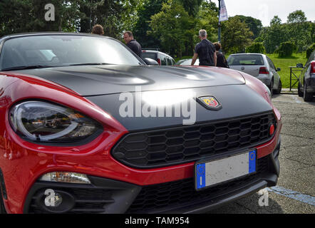 Turin, Piemont, Italien. Juni 2018. An der Valentino Park, das Detail von der Nase von einem Abarth 124 Spider. Das Logo mit dem Skorpion, Symbol der ab Stockfoto