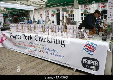 Winchester, Hampshire, UK. Markt stehen auf der Strasse verkaufen Schweinefleisch knistern. Während Winchester Mayfest traditionals Music Festival vom 18. Mai 2019 Stockfoto