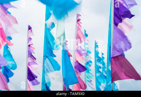 Pastellfarbenen festival Fahnen. Hohe Stöcke mit rosa, türkis und weiße Fahnen am River Cottage Essen Messe, 2019 Stockfoto