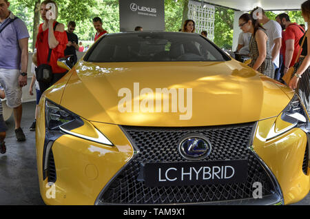 Turin, Piemont, Italien. Juni 2018. An der Valentino Park, der Motor Show. An der Lexus stand, der Gelben lc zieht die Aufmerksamkeit der Peop Stockfoto