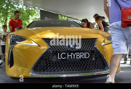 Turin, Piemont, Italien. Juni 2018. An der Valentino Park, der Motor Show. An der Lexus stand, der Gelben lc zieht die Aufmerksamkeit der Peop Stockfoto
